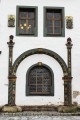 Lutherhaus Eisenach – Rundbogenportal, Engelreliefs mit Inschriftkartuschen und Fenstergewände im Vorzustand.