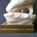 Skulptur — „Wasserschöpferin“ (Endzustand, Detail Signatur)