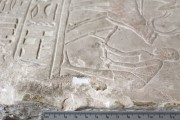 Wandrelief aus dem Grab des Merymery (Inv. Nr. AP 6b) – Detail, während der farblichen Integration der Verschlüsse sowie Anböschungen durch die Punktretusche